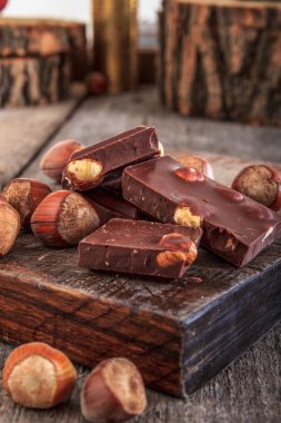 Ahşap arka plan üzerinde Fındıklı çikolata bar