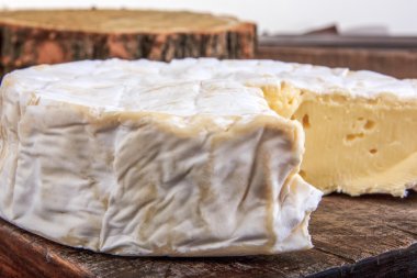 Bir ahşap tahta üzerinde yuvarlak peynir closeup