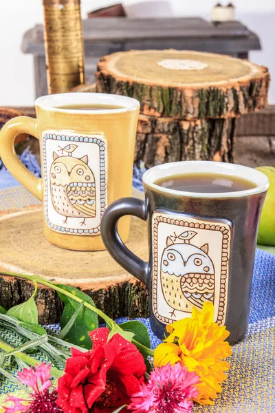 Xícaras de chá com flores na mesa de madeira — Fotografia de Stock