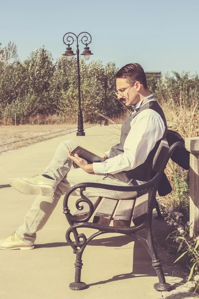 Hombre de traje con gafas y bigotes libro de lectura en el viejo a —  Fotos de Stock