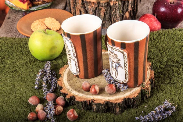 Composição retro com xícaras de chá e biscoitos na mesa — Fotografia de Stock