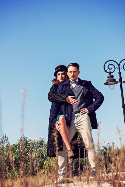 Dos personas de moda en estilo vintage posando en la toma de abajo — Foto de Stock