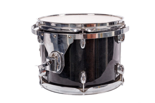 барабан черной музыки на белом фоне
