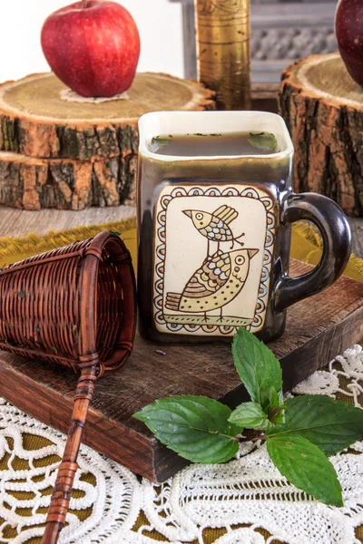 Närbild på intressant kopp te med budskap på en trä tabl — Stockfoto