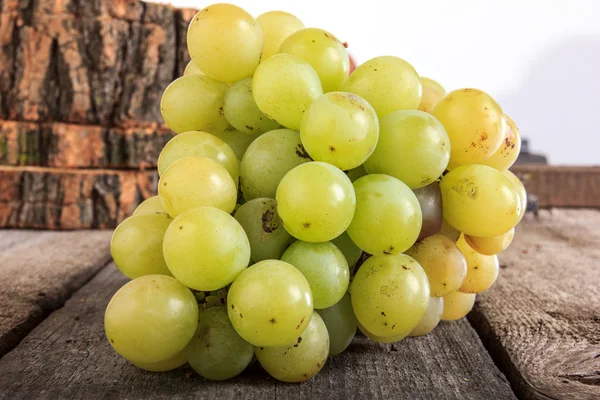 Uvas verdes frescas sobre fondo de madera —  Fotos de Stock