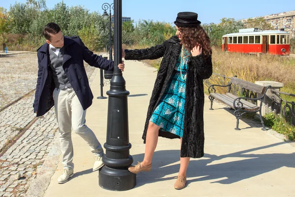 Estilo de vida al aire libre retrato de joven pareja retro enamorada —  Fotos de Stock