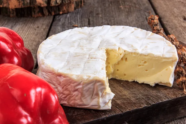 Composición perfecta de queso y pimientos en pt domástico vintage — Foto de Stock