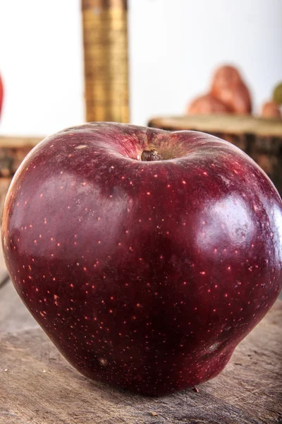 Wirklich roter Apfel auf grauem alten Holztisch — Stockfoto