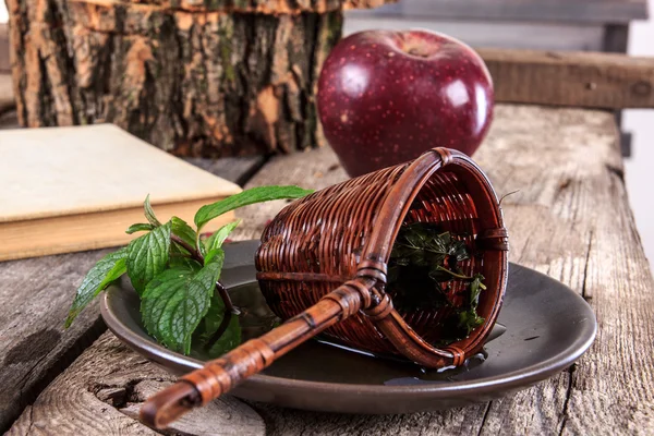 Colador vintage en un plato sobre mesa de madera con libro viejo , — Foto de Stock