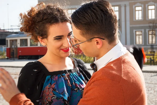 Hombre enamorado de la mujer sonriente mirando a los ojos el uno al otro en —  Fotos de Stock