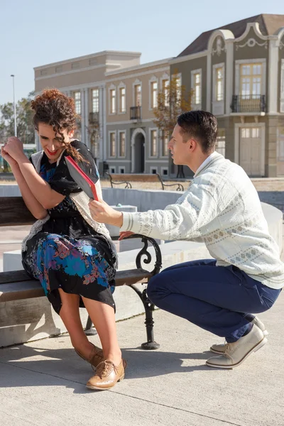 Mujer avergonzada y hombre enojado discutiendo y teniendo desacuerdo —  Fotos de Stock