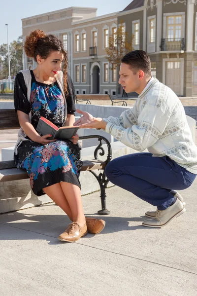 Mujer avergonzada y hombre enojado discutiendo y teniendo desacuerdo — Foto de Stock