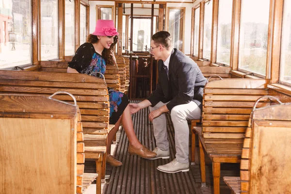 Man in pak in de karavaan met lachende vrouw blik bij elk — Stockfoto