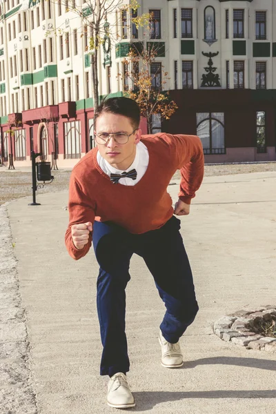 Man is ready to run and for quick start on the sidewalk in  old — Stock Photo, Image