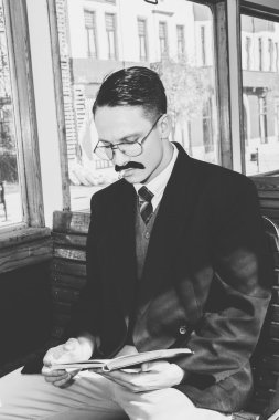 gözlük ve bıyık eski ahşap oturma takım elbiseli adam 