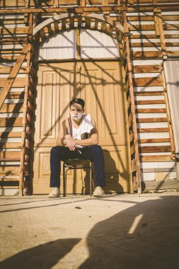 yüzünde ve onun boyun siti etrafında havlu köpük tıraş ile adam