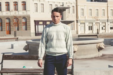 Beyaz kazak ayakta f gözlüklü adam Vintage Fotoğraf