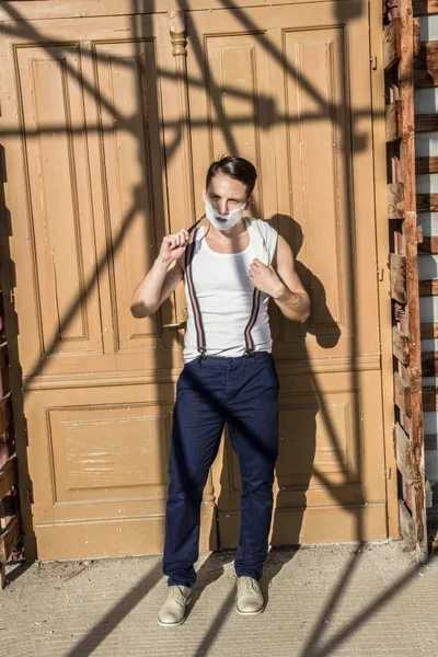 Hombre con espuma de afeitar en su cara y toalla alrededor de su cuello posi —  Fotos de Stock