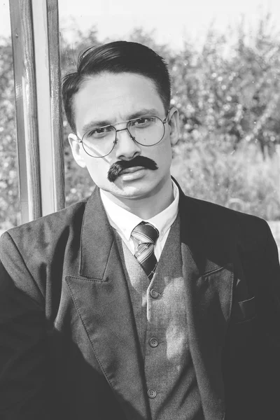 Viejo foto de hombre en traje con un bigote y gafas en el trai — Foto de Stock