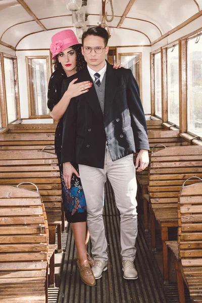 Gammal tid modern man med glasögon i kostym i en vagn tåg med en — Stockfoto