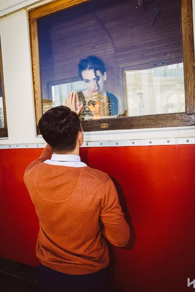 Imagen retro de la triste mujer joven saludando en el vagón tren o tranvía —  Fotos de Stock