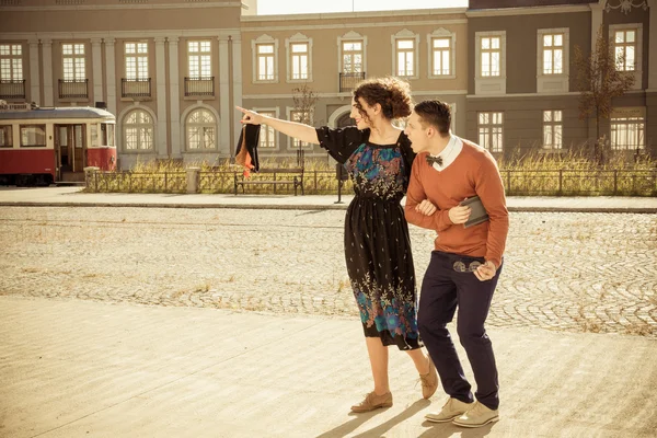 Foto retro del hombre sorprendido con la mujer en el casco antiguo están buscando — Foto de Stock