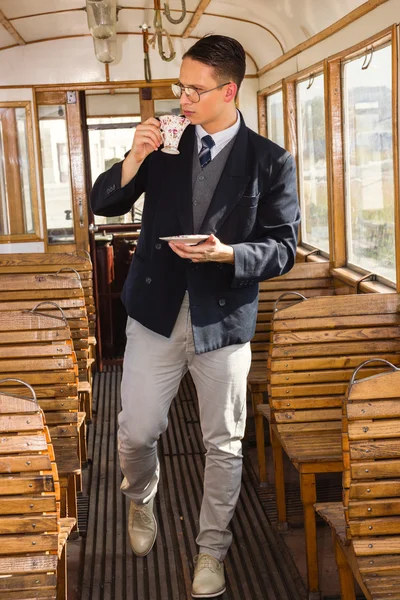 Hombre de pie con bigote y gafas en tren vagón de madera dri — Foto de Stock