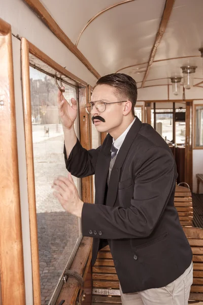 Homem surpreso e chocado com um bigode em um terno com óculos — Fotografia de Stock