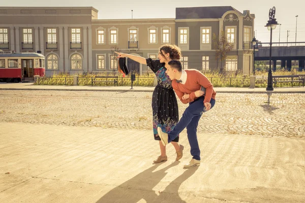 Sorpreso uomo con donna nel centro storico stanno guardando qualcosa su — Foto Stock