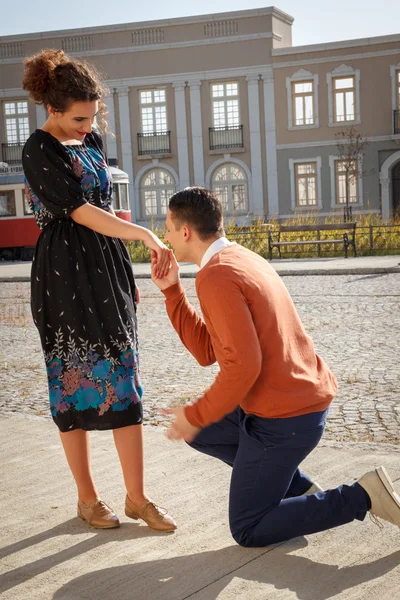 Retrò vintage giovane uomo inginocchiato e chiedendo ad una ragazza di sposarlo — Foto Stock