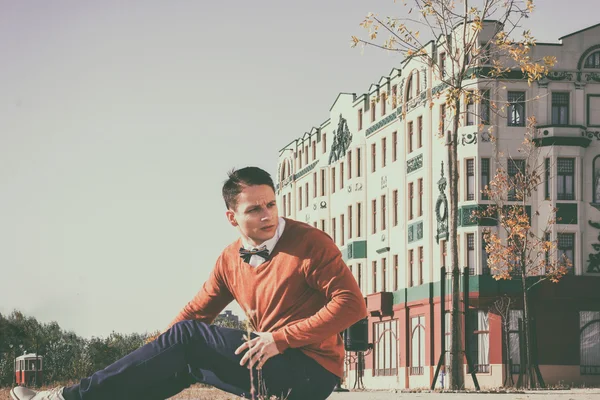 Mladý pohledný příležitostné muž na chodníku ve starém městě — Stock fotografie