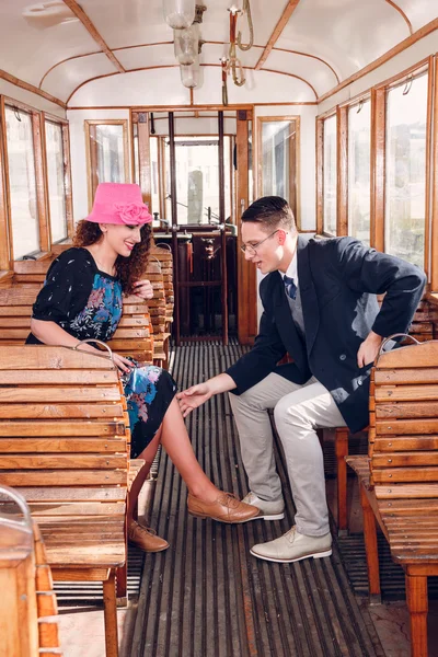 Jonge man in pak in de karavaan met lachende vrouw kijken — Stockfoto