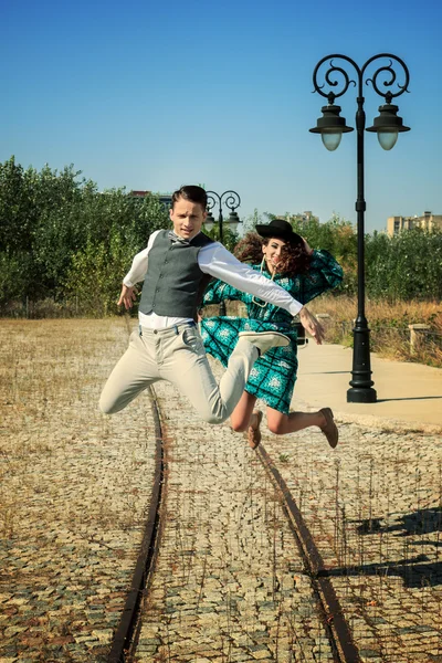 Pareja en el amor saltando en el aire alto en medio de la calle en ol — Foto de Stock