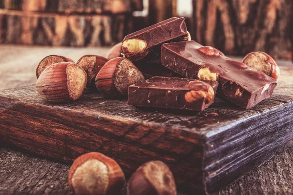 Kubussen van chocolade met hazelnoten of noten rond — Stockfoto