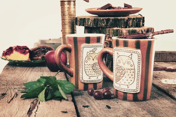 Eski retro masada ahşap süzgeç ile çay bardak — Stok fotoğraf