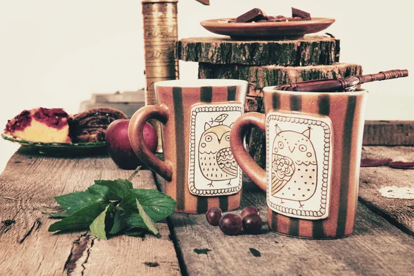 Cups of tea with wooden strainer on old retro table — Stock Photo, Image