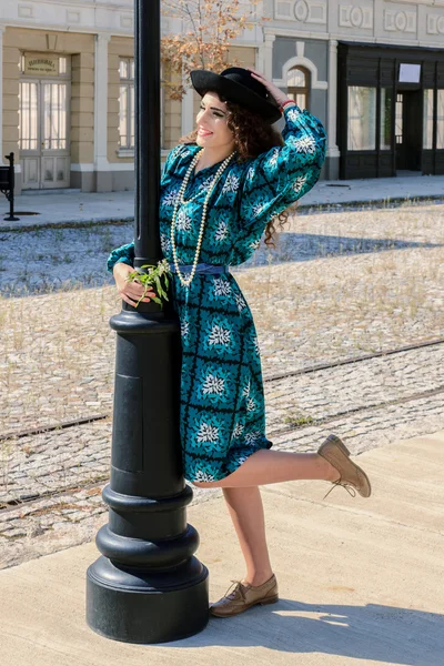 Glücklich schöne Mädchen oder Frau in der Altstadt mit Pflanze Blume — Stockfoto