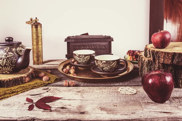 Mesa de cozinha retro velha com cerâmica de chá vintage — Fotografia de Stock