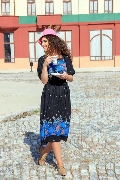 Pretty woman in retro dress and hat drinking hot drink or  bever — Stock Photo, Image