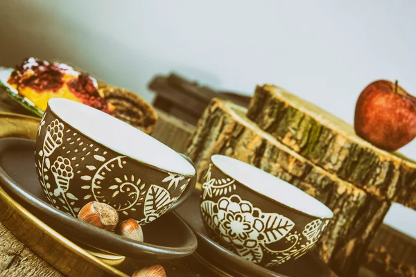 Xícaras de chá na velha mesa de madeira vintage — Fotografia de Stock