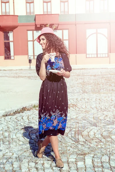 Frau in Retro-Kleid und Hut trinkt Heißgetränk — Stockfoto
