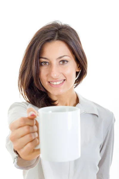 Lässige hübsche Frau bot Ihnen weiße Tasse Kaffee oder Tee an oder — Stockfoto