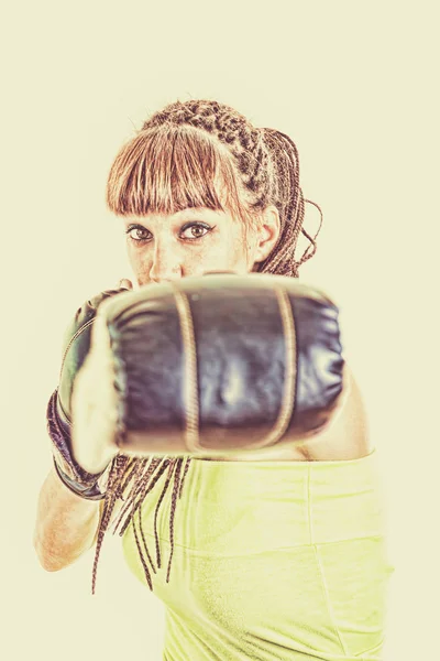 女孩戴着拳击手套准备战斗和冲孔或用撞 — 图库照片