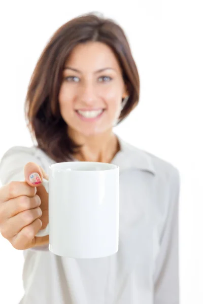 Mosolygó alkalmi csinos nő kínált fehér csésze kávé vagy tea-t — Stock Fotó