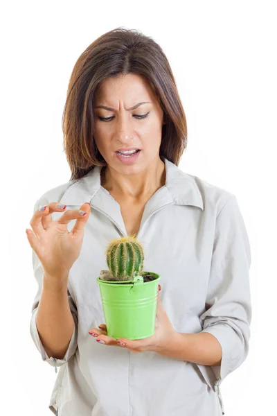 Kobieta trzyma kaktus roślina i wbił jej palec z bolesne f — Zdjęcie stockowe
