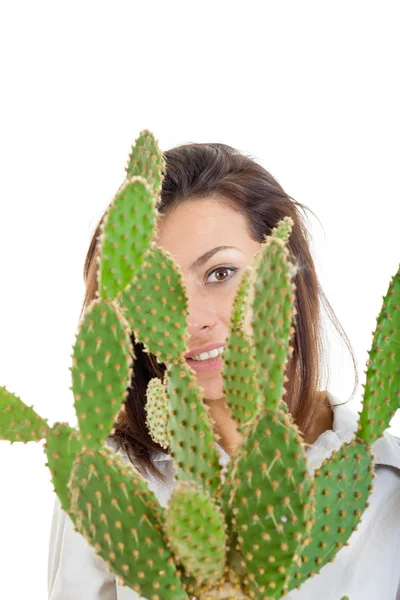 Mulher com cacto em vaso isolado no fundo branco olhar — Fotografia de Stock