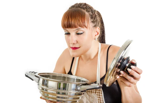 Chica moderna con maquillaje preparando comida en la cocina —  Fotos de Stock