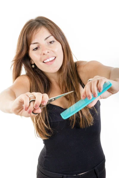 Sorrindo cabeleireiro feminino usando pente e tesoura — Fotografia de Stock