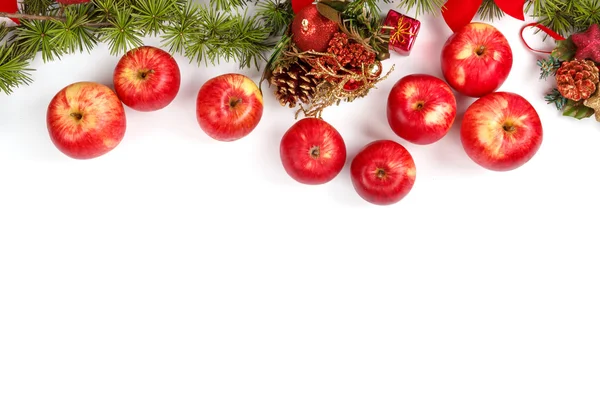 Weihnachtsdekoration mit roten Äpfeln und grüner Tanne — Stockfoto