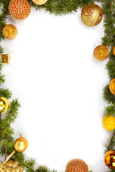 Weihnachtsdekoration mit gelben Zierpflanzen und grünem Tannenbaum — Stockfoto